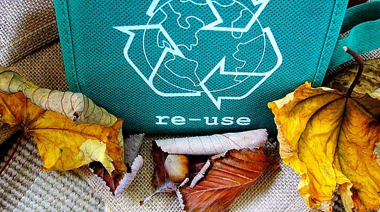 Bild eines Mülleimers mit Recyclingsymbol